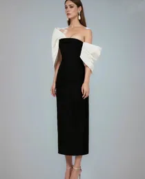 Elegante kurze schwarze Krepp -Promkleider mit Schlitzscheide Asymmetrischer Ausschnitt Falten Reißverschluss Rücken Tee Länge Abendkleider für Frauen