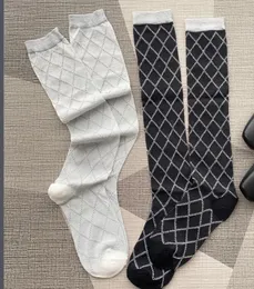 Knie lange Sockenstrümpfe 2024 Frühlings Sommer neuer Designer weiche Baumwolle hohe Festplaid -Socken -Strumpf für Frauen Geschenke