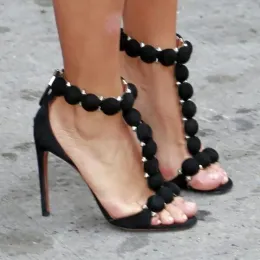 Rihanna Party Shoes Summer Black Patent High Heels Sandálias femininas de toe pom pom pom buttons Sandálias cravejadas de cinta com caixa