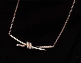 V Gold Material Charm Knot Formhänge Halsband med diamant eller nej för kvinnors engagemangsmyckesgåva Have Stamp Velet Bag PS40132018071
