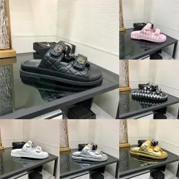 Slippare 24SS Nya designer Sandaler Slipare Kvinnor Högkvalitativa Sliders Crystal Calf Leather Casual Shoes Quilted äkta läder sommar com