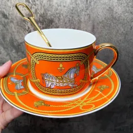 Designer -Masse Luxus -Tee Tasse und Untertassen 2 Sätze exquisiter Knochenporzellan Kaffee Gold Griff Royal Porcelain Party Kaffeetasse Tischgeschirr Set