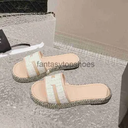 Canais sandálias sapatos femininos designer verão chinelos de luxo ringer cadeia de campainha preta branca cor de couro de cor de couro de sandália ao ar livre lasa da beira -mar, mulher plana