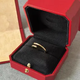 Pierścienia projektantów dla kobiet uwielbia pierścień Anillos plisowany złota para Boguła mankiet paznokcie pierścień unisex metalowe diamenty pokręcone vintage biżuteria Walentynki Prezent ZH014