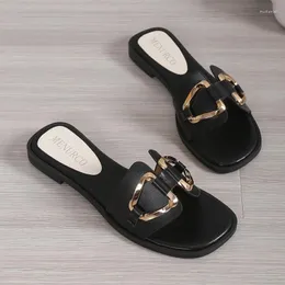 Slippers 2024 Summer Corean Edition كبير الحجم المسطح للنساء اللواتي يرتدين خطًا مستقيمًا في الخارج