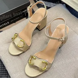 Sandals di alta qualità di alta qualità da 7 cm Designer femminile in pelle a metà tacchi a medio sandalo caviglia in gomma in gomma muli 5sm 10 cm Beach tacco Scarpe da sposa sexy di lusso Scarpe da sposa sexy