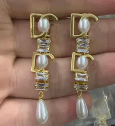 Classic Ladies Новые разработанные ретро -латунные серьги -серьговые буквы Pearls Pendants 18k золота, покрытые антиаллергией женской уш