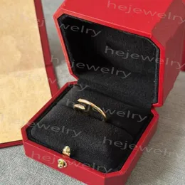 Pierścienia projektantów dla kobiet uwielbia pierścień Anillos plisowany złota para bransoletka mankiet paznokcie pierścień unisex metaliczne diamenty pokręcone retro biżuteria walentynki dniem Dail ZH014
