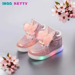 Sneakers 2023 Wiosna/lato LED Blowing Sports Buty Dziewczyny Świezące buty dla dzieci Kolorowe diamentowe kreskówki Buty dla dzieci Q240506