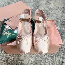 Mokasyny miui Paris Ballet projektant profesjonalne buty taneczne satynowe baleriny MM platforma Bowknot płytkie usta pojedyncze buty płaskie sandały kobiety designerskie obcasy