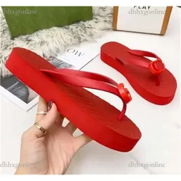 2024 مصمم الأزياء السيدات Flip Flops Simple Youth Slippers أحذية Moccasin مناسبة لصيف الربيع والفنادق الشواطئ أماكن أخرى حجم 35-42