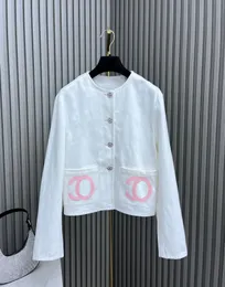 2024 Neue Frühlingssummer Mode weiße Farbe Single Breaced Jacket Frauen O-Neck Langarmtaschen Loose Casual Coat