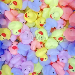 Toys da bagno 20-300pcs graziosi anatre di gomma cigolante per giocattoli per bambini 0-12 mesi nuoto per bambini giocattoli da bagno per bambini per bambini divertimento in acqua giocando d240507