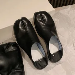 Japon Whitesilver tabi ninja ayakkabı bayanlar trotter daireler kadınlar bölünmüş kare ayak parmağı moafers rasozer kaydırıcılar üzerinde femme tekne ayakkabıları 240506