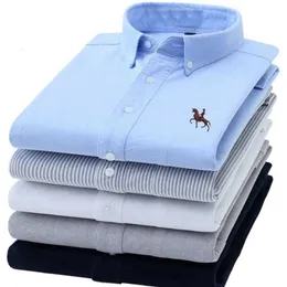 Herrklänningskjortor S-6XL Oxford-skjortor för män Långt sle Pure Cotton Solid Stripe Leisure Brodered Horse Streetwear Business Plain Office 6xl D240507