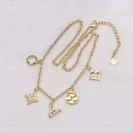 女性のためのJewlery Designer Eefs Love Necklace Tennis Chain Moissaniteチェーンゴールドネックレス女性アクセサリークローバーロープチェーンチョーカーカスタムペンダントフェード