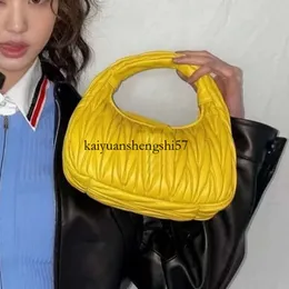 Mui Mui Bag 상징적 디자이너 가방 방황 Matelasse Nappa Hobo Bags 아름다운 3D 버블 라인 어깨 가방 금 하드웨어 금속 글자 HASP 바게트 전면 지퍼 가방 143