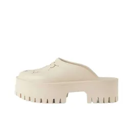 Delikli tasarımcı sandaletler kalın taban terlik platformu slayt moda gündelik ayakkabılar içi boş desen şeffaf kadın sandal kauçuk daireler terlik