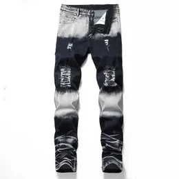 Jeans maschi maschi uomini strappati jeans jeans design motociclistico pantaloni dritti marca patch casual foro rovinata di grandi dimensioni y240507