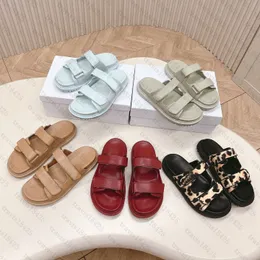 10A designer sandaler för kvinnor skjutsprutor skjutreglage claquette svart vit damer strand sandal läder tofflor patent mens toffel kvinnor tjocka botten skor med låda