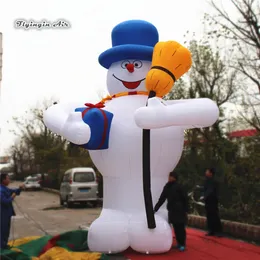 Balão de neve inflável e inflável de atacado 3m/5m branco gigante engraçado amigável sopro de desenho animado réplica do homem de neve com vassoura para decoração de Natal ao ar livre