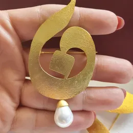 Spersonalizowany litera arabska słodkowodna broszka Pearl Brooch Istety ze stali nierdzewnej 18 -krotnie złota broszka Eid Women Prezent 240507