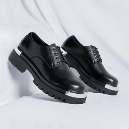 Casual skor italiensk varumärkesdesigner för män naturligt läder derby sko svart trendiga plattform sneakers gentleman skor zapatos