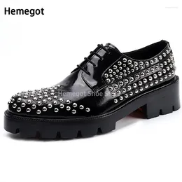 Lässige Schuhe schwarzes Patentleder für Männer Metall Nieten Dekoration Low-Top Brand Designer Herrenkleiderlaafer Männlich