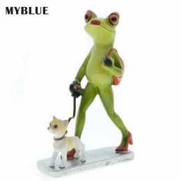 Sculture MyBlue House Room Decoration Resin Crafts Frog Lady Walk A Dog Garden Statue Ornaments