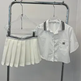 Buchstaben Frauen Bluse Röcke Set White T Shirt Kurzer Falten -Rock -Outfits Luxus -Designer -Kontrastfarbe Hemden Kurzarm Casual Daily Tops