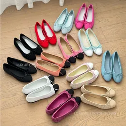 Top-Quality-Stoff Round-Toe-Bow Ballet Flats Frauen-Slas Bowtie Flats Dress Schuhe Schuh Luxus Designer Schuh Flachferse Sandalen Urlaubsbootshoes Frauen