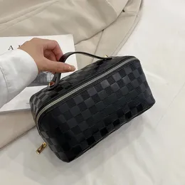 Bolsa de cosméticos de couro elegante de grande capacidade Mulheres portáteis Viagem Bolsa de maquiagem de maquiagem Organizador de armazenamento à prova d'água Caso de beleza 240504