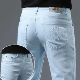 Estilo jeans de azul claro europeu da moda para homens na primavera 2024 homens elásticos magros fit calças de perna pequena céu