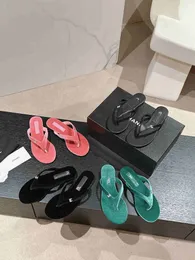 Kvinnor Sandaler Fashion Luxury Beach Slippers Real Leather Flats Sandaler Summer Shoes Loafers Gear Bottoms Tisters With Dust Bag 35-42