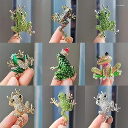 Brooches SKEDS Arrival Exquisite Frog Crystal Shining Badges Pins For Women Men Fashion Creative Enamel Animal Series Gift