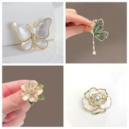 White Fritiri bozzolo in farfalla perle perle spille femminile Accessori per tuta di temperatura di alto grado Accessori di alto grado Spettame smeraldo di smeraldo corsage di frangia traslucida