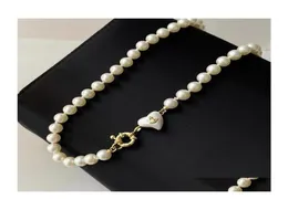 Chokers berömda brittiska designer Pearl Necklace Choker Chain Letterv Pendant 18K Guldpläterad 925 Sier Titanium Jewelry for Women Me1730116