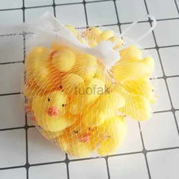 Bath Toys 10st Squeezing Call Rubber Race Squeaky Ducks Ducky Baby Bath Dusch Birthday Favors Swallow Classic Toys Brinquedo D240507