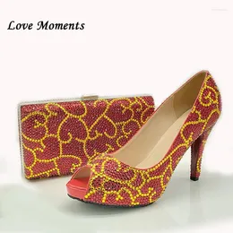 Scarpe per abiti Love Moments Peep Toe Red Gold Crystal Wedding Shoe con borse abbinate per la sposa e donne di pesce