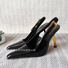 Designer Sandaler Chenel Chlooe yl Shoes Black Pointed Heels Slim Temperament Patent Leather Sexig Metal Toe For Women