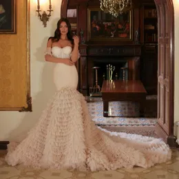 Abiti da sposa a livelli a sirena graziosa abiti da sposa in rilievo con la cappella a cuore di tulle di tulle lunghezza Vestitido de nolia