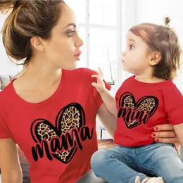Tshirt per abbinamento in famiglia Maglietta Famiglia Leopard Love Mother Kids Tshirts Baby Girl Clothes Mama Mini Matching Outfits Daughter Figlia Famiglia Look Clothes D240507