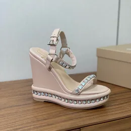 Kristal Tasarımcı Sandalet Yaz Kadınları Patform Lüks Tasarımcılar Ayakkabı 12cm Kama Topuklular Sandal Kraliçe Ayakkabı Ayakkabı Peep Toe Buzağı Dinli Üst Ayna Kalitesi 35-43