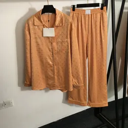 Vollbuchstaben Schlafbekleidung Sommer Seidenpyjama Set Women Luxury Lounge Nachtwäsche 2 Farben Hemd Hosenanzug Nachtwäsche