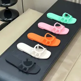 Designer Sandals Slipisti vintage di lusso per vacanza in spiaggia per il tempo libero giocatore di gelatina di toe quadrati a fondo piatto Dimensioni 35-41 01