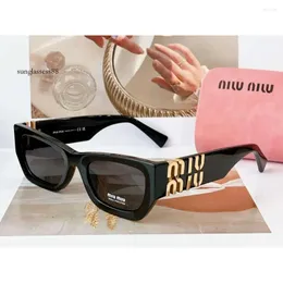 Солнцезащитные очки Miui Высококачественный блеск 2024 Summer Classic Eye Eye Eye Entangle для женщин