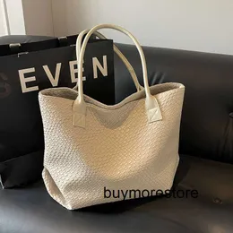 Women Handbag Cabat Bottegvents 7a منسوجة السعة مكانة في أوروبا وأمريكا البسيطة للجلد النسائي المتنوع في التنقل متعدد الاستخدامات