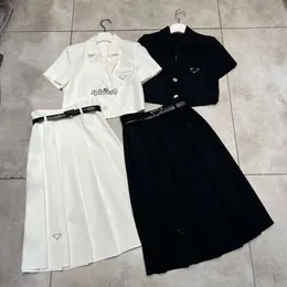 Tops Vestidos para mulher Triângulo da marca Triângulo novo Coloque de colarinho de colarinho de colarinho de traje curto com cintura alta e faixa plissada Conjunto de saia