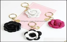 Schlüsselringe Schmuck Camellia Flower Keyrings Bag Charm PU Leder Anhänger Autoketten Accessoires Schwarze weiße Rosenrot Keychains HOL7927508