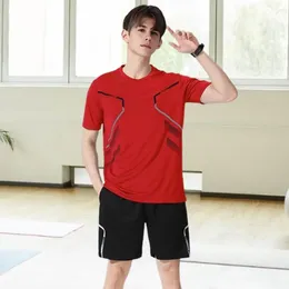 Herren-Trails-Sports-Sportanzug Sportbekleidung Set mit O-Neck-T-Shirt Wide Leg Shorts gestreiftes Druckfußball-Outfit für schnelle Trocknungskomfort